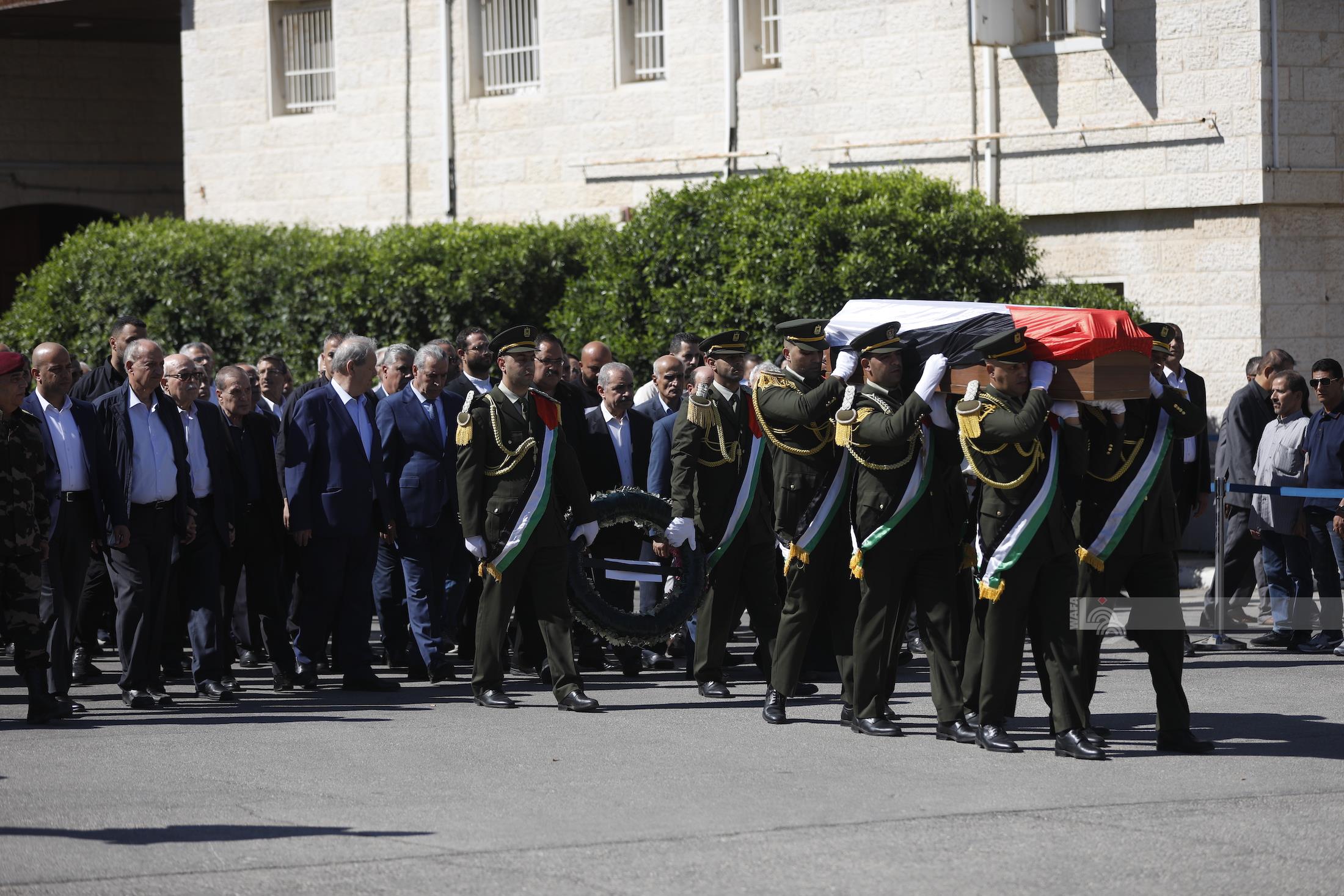 جانب من تشييع جثمان المناضل الوطني الكبير سامي مسلم من مقر الرئاسة بمدينة رام الله (تصوير: حمزة شلش/وفا)